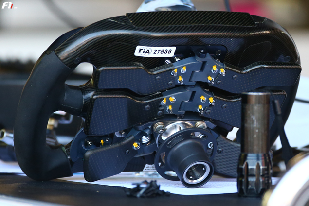 F1-steering-wheel-lotus-2